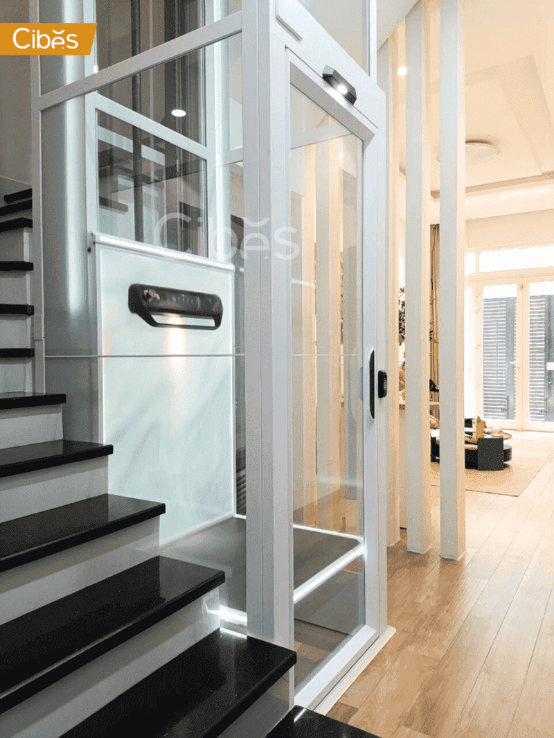 Thang máy được lắp đặt giữa thang bộ